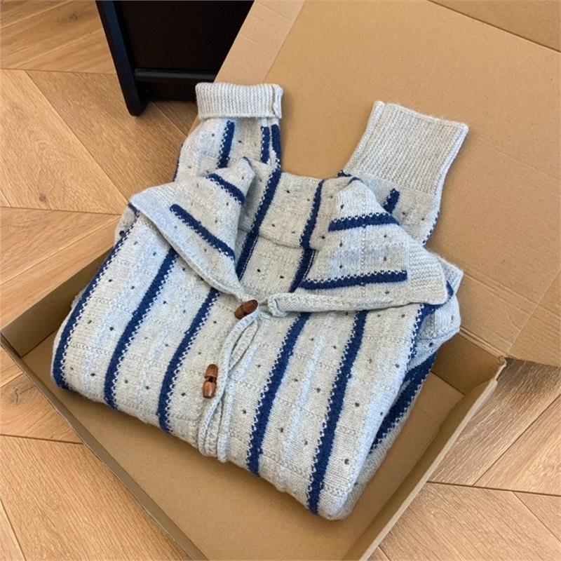 今年流行韩系时髦灰蓝撞色翻领针织开衫女秋冬破洞牛角扣毛衣外套