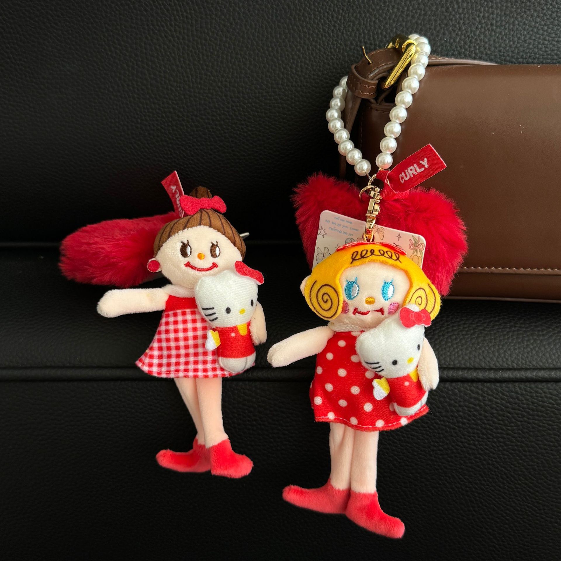 韩国ins卷发小女孩抱kitty包包挂件毛绒公仔kt猫玩偶钥匙扣包挂饰