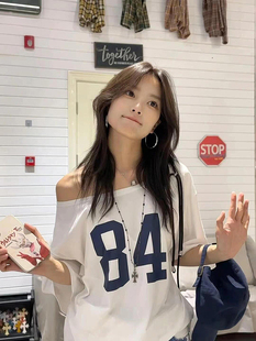 甜辣妹字母印花斜肩短袖t恤女夏季2026新款宽松百搭露肩白色上衣