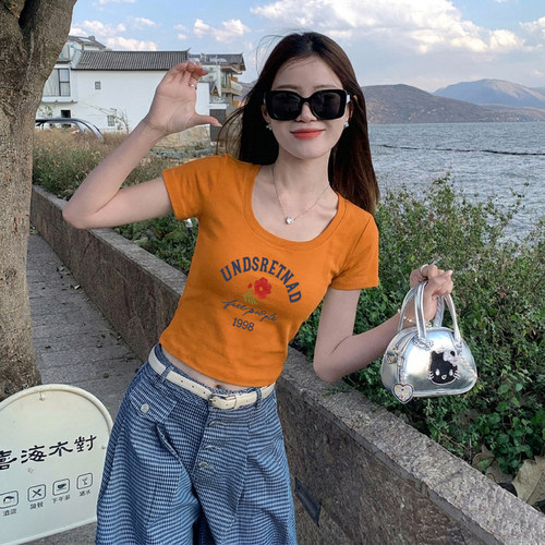 南瓜色字母印花U领正肩短袖T恤女