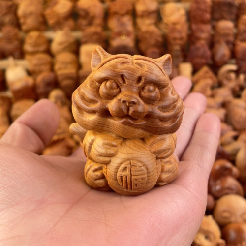 天然崖柏实木雕刻小萌虎