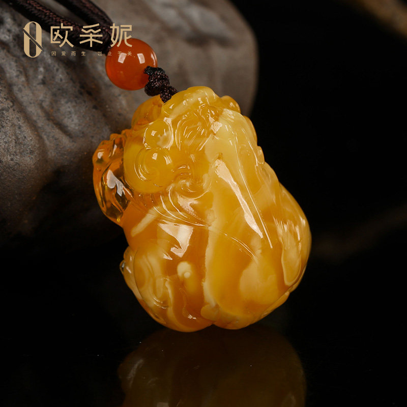 欧采妮鸡油黄蜜蜡貔貅吊坠