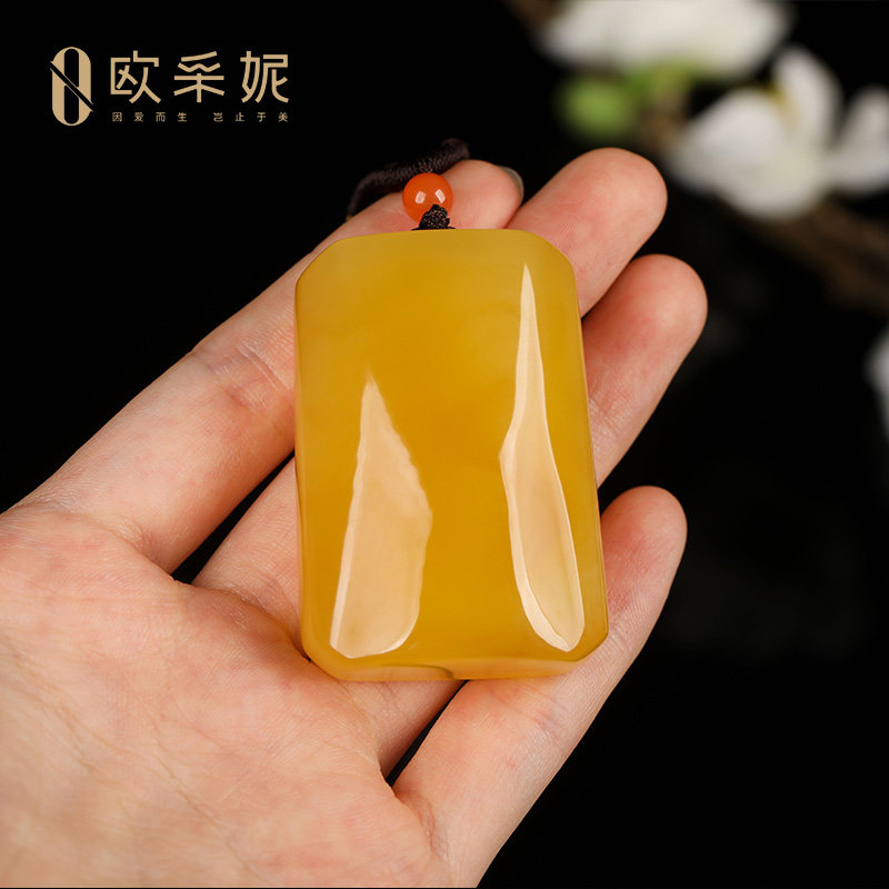 俄料原石鸡油黄蜜蜡无事牌吊坠