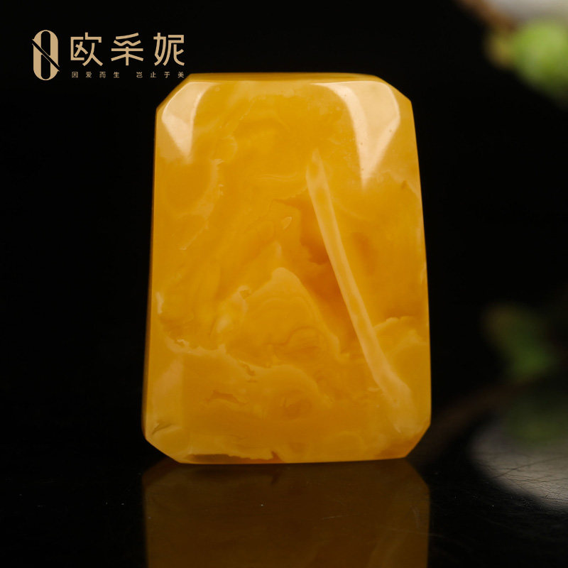 天然鸡油黄蜜蜡平安无事牌吊坠