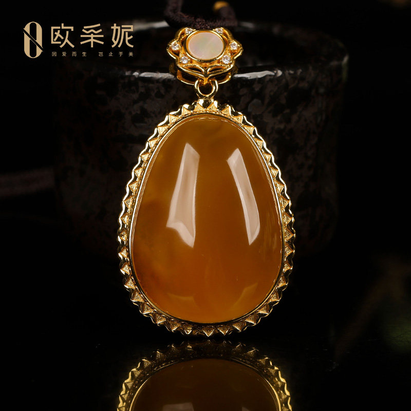 天然鸡油红蜜蜡原石银镶吊坠