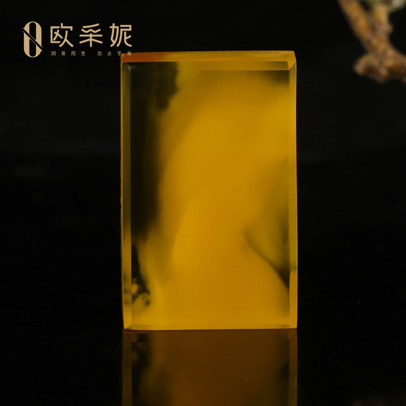 欧采妮天然原石蜜蜡无事牌吊坠