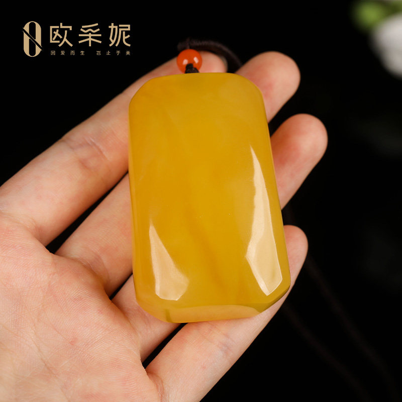 俄料原石鸡油黄蜜蜡无事牌吊坠
