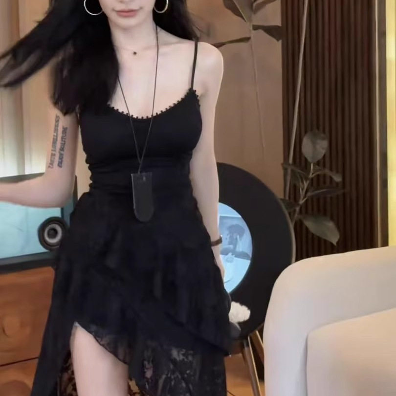 纯欲辣妹不规则下摆开叉连衣裙女早春收腰显瘦蕾丝拼接吊带短裙