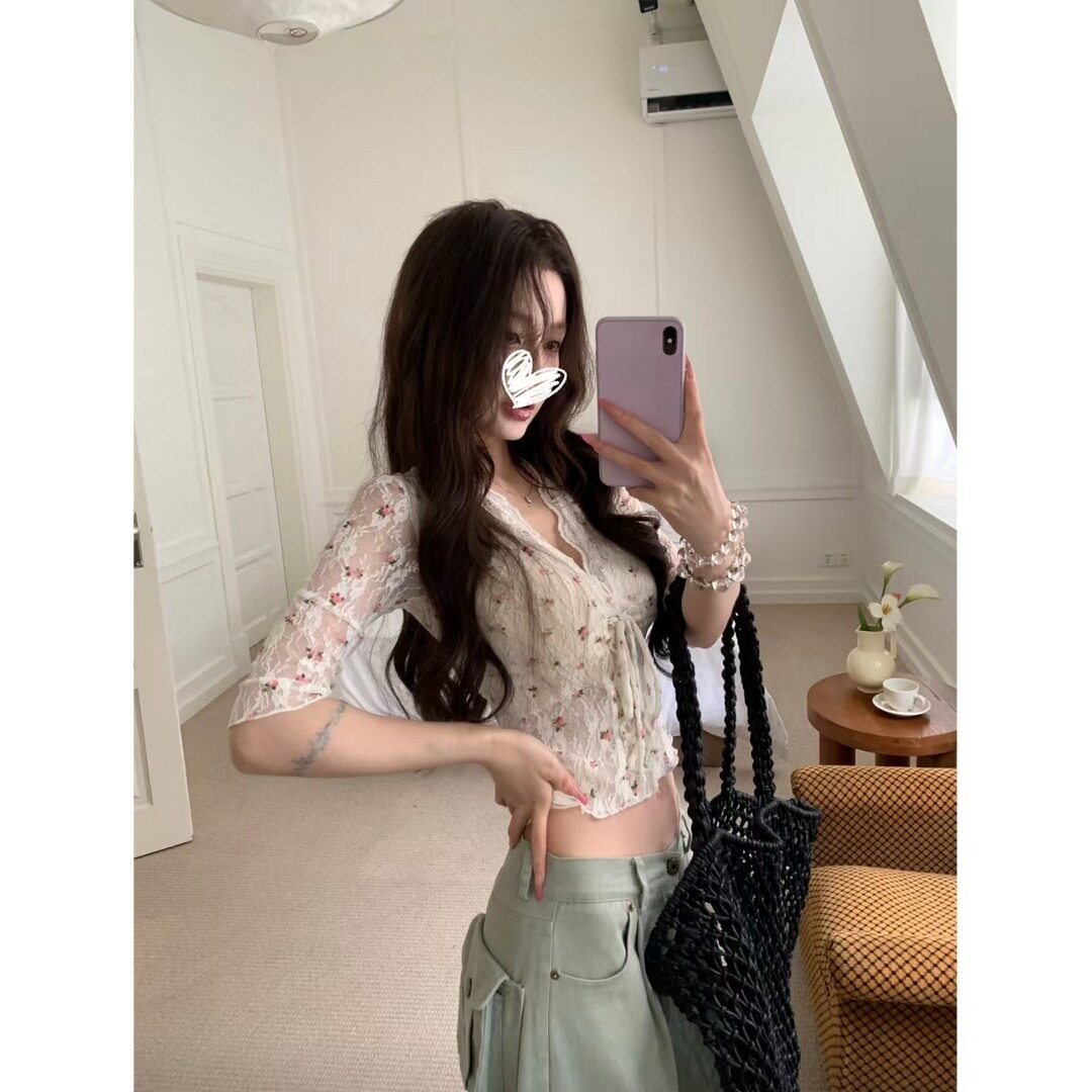 V领系带碎花中袖上衣 2026夏季显瘦甜美性感纯欲女短款系带蕾丝衫