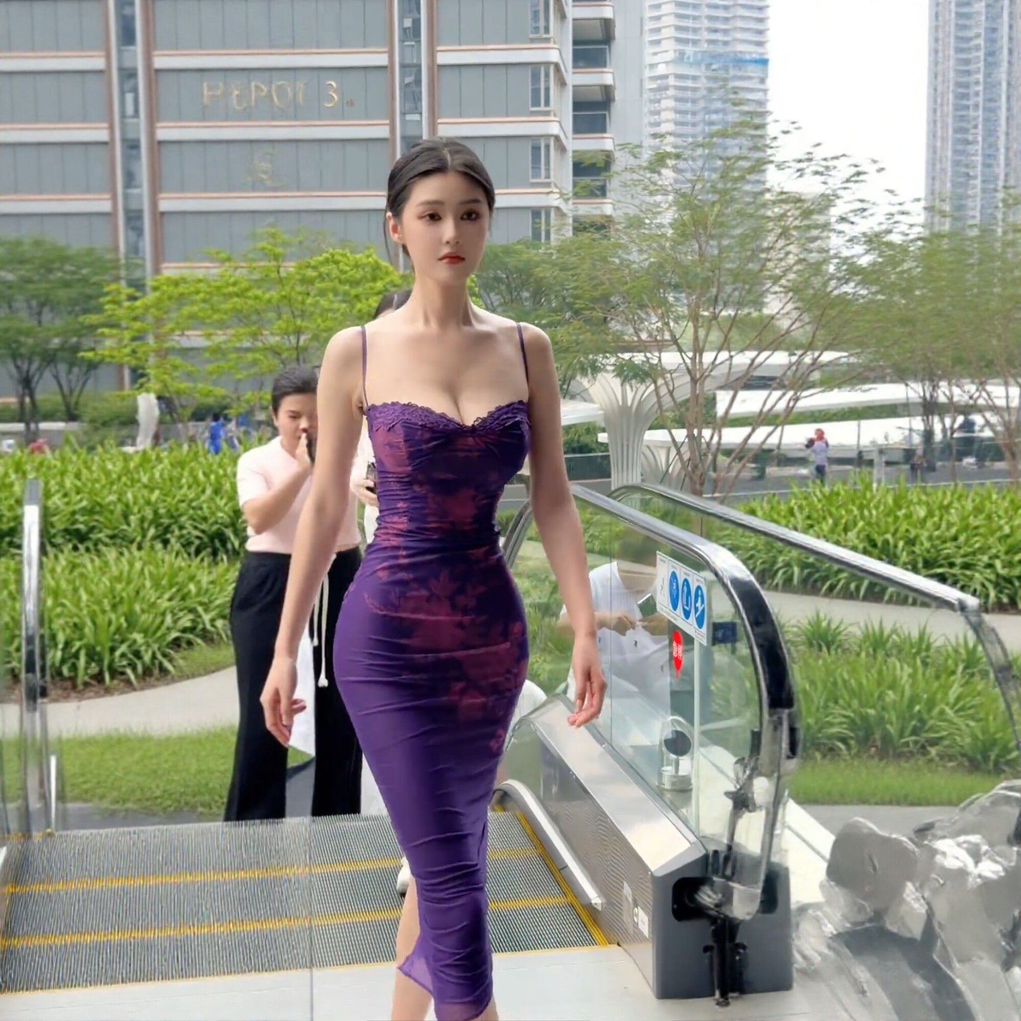 程儿紫色战袍蕾丝吊带包臀连衣裙