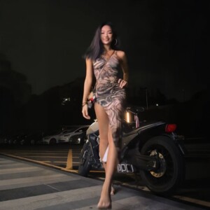 喜儿同款摩登野性风印花吊带连衣裙女设计感褶皱不规则短裙度假风