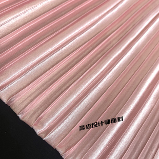 淡粉色舞台缎面压皱百褶服装布料 原创立体风琴褶亮光设计师面料