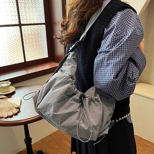 韩版ins大容量休闲百搭褶皱抽绳2024尼龙布云朵单肩斜挎包