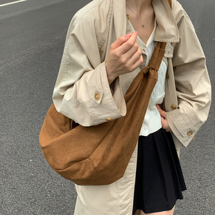 小众慵懒风宽肩带饺子包2025新款休闲斜挎包女通勤复古百搭单肩包