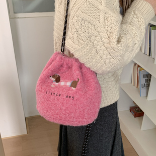 卡通小狗刺绣毛绒束口水桶包女2025秋冬百搭斜挎包可爱软糯单肩包