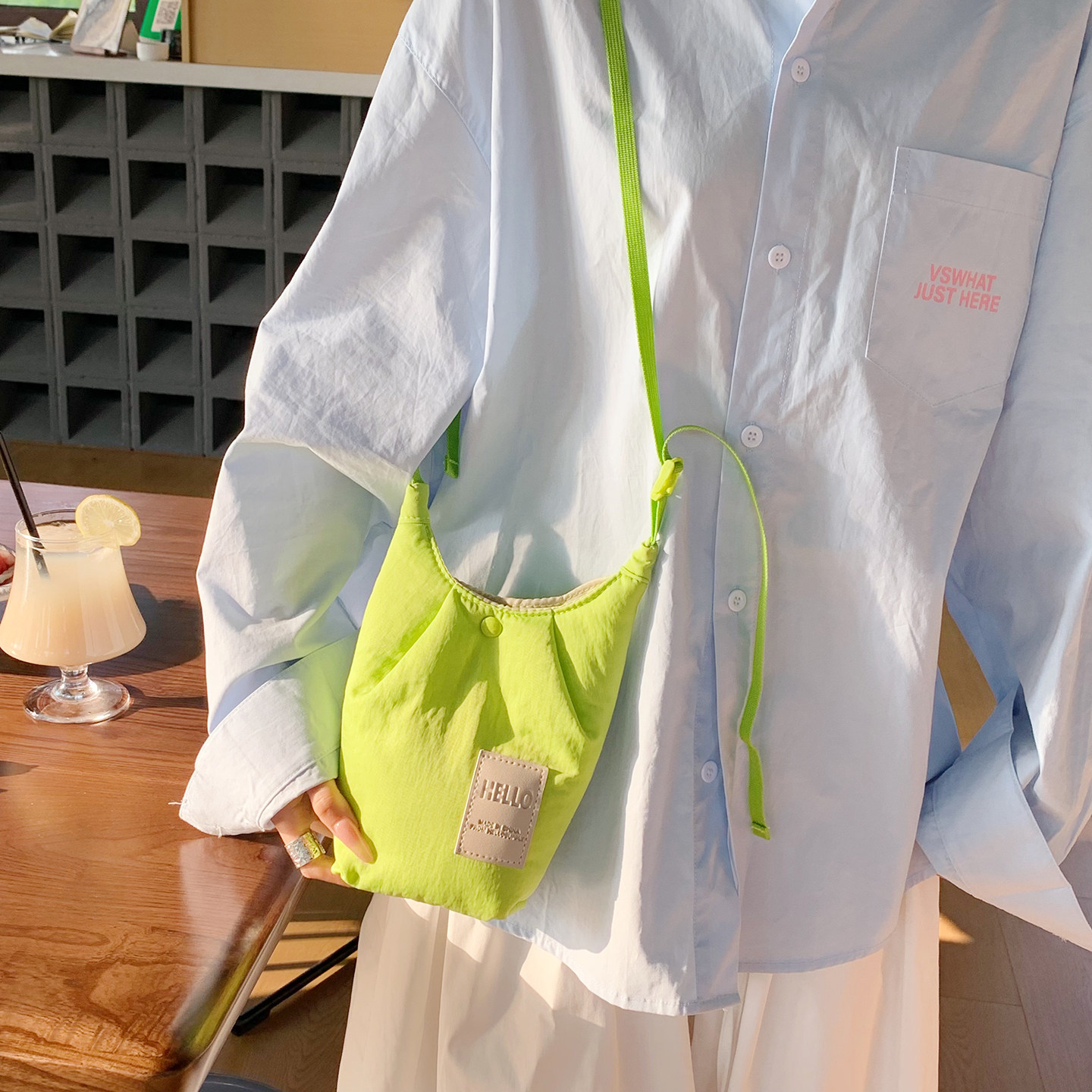 新品多巴胺单肩包女外出逛街小背包轻便百搭手机包极简洋气零钱包