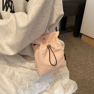抽绳帆布小包百搭迷你斜挎包零钱包 极简运动风手机包包女2025新款