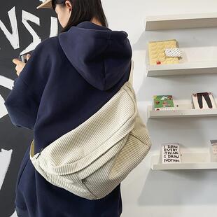 慵懒风大容量灯芯绒胸包女2024秋冬百搭小众斜挎包单肩挎包潮男