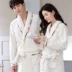 Áo choàng tắm vài đôi flannel trắng phổ quát áo ngủ nam dài hai mảnh đơn giản mùa thu - Night Robe