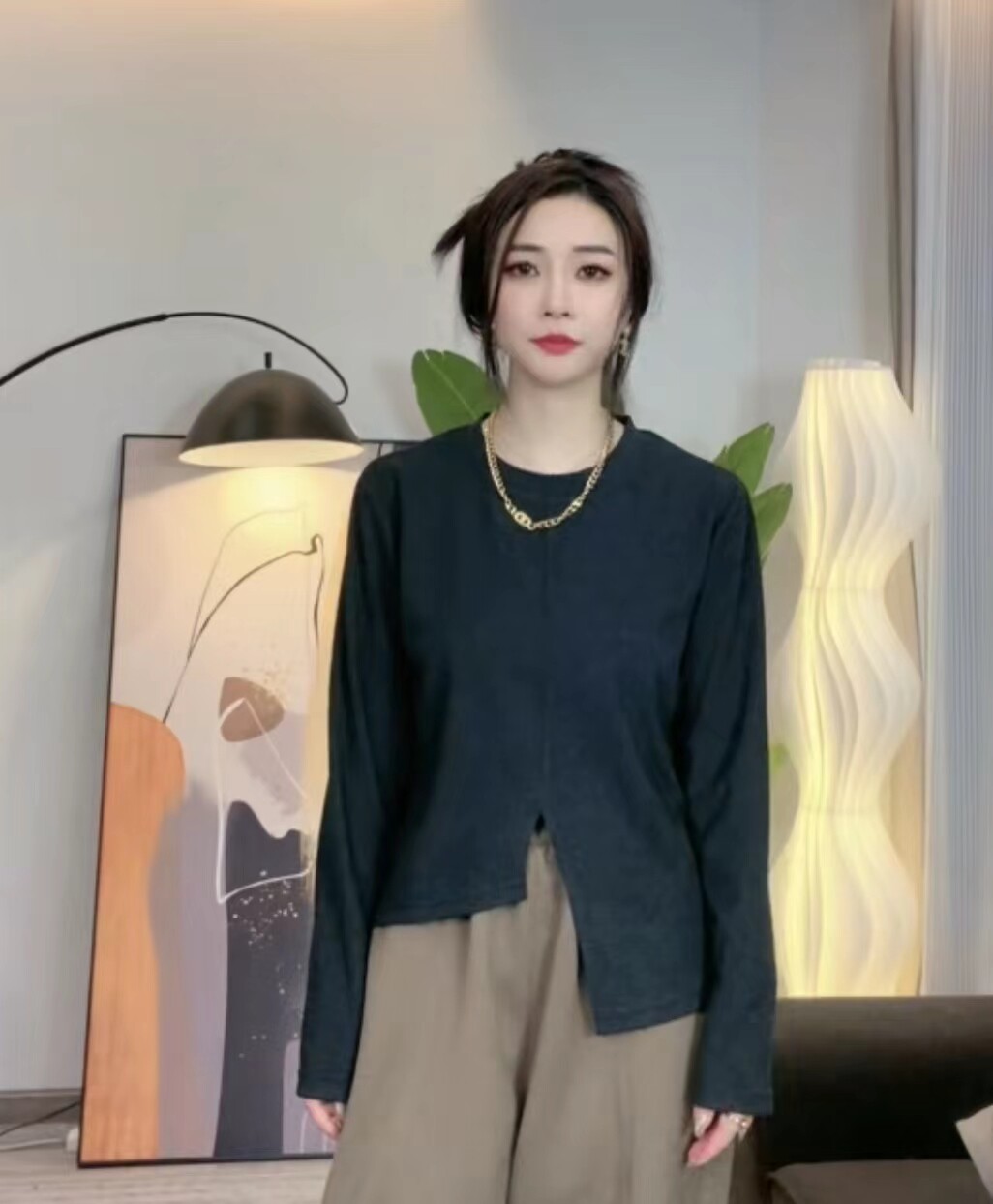 慧慧来自星星女装店 8891两色新款前边下摆开叉光板圆领打底衫