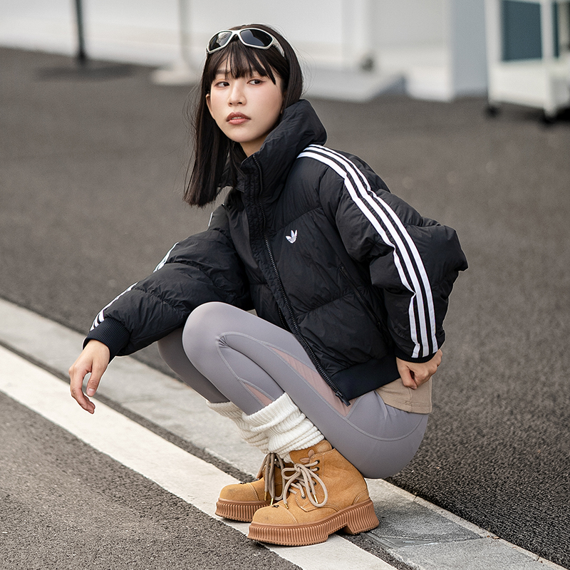 阿迪达斯女装2025冬季新款立领三条纹保暖加厚面包服休闲运动棉服