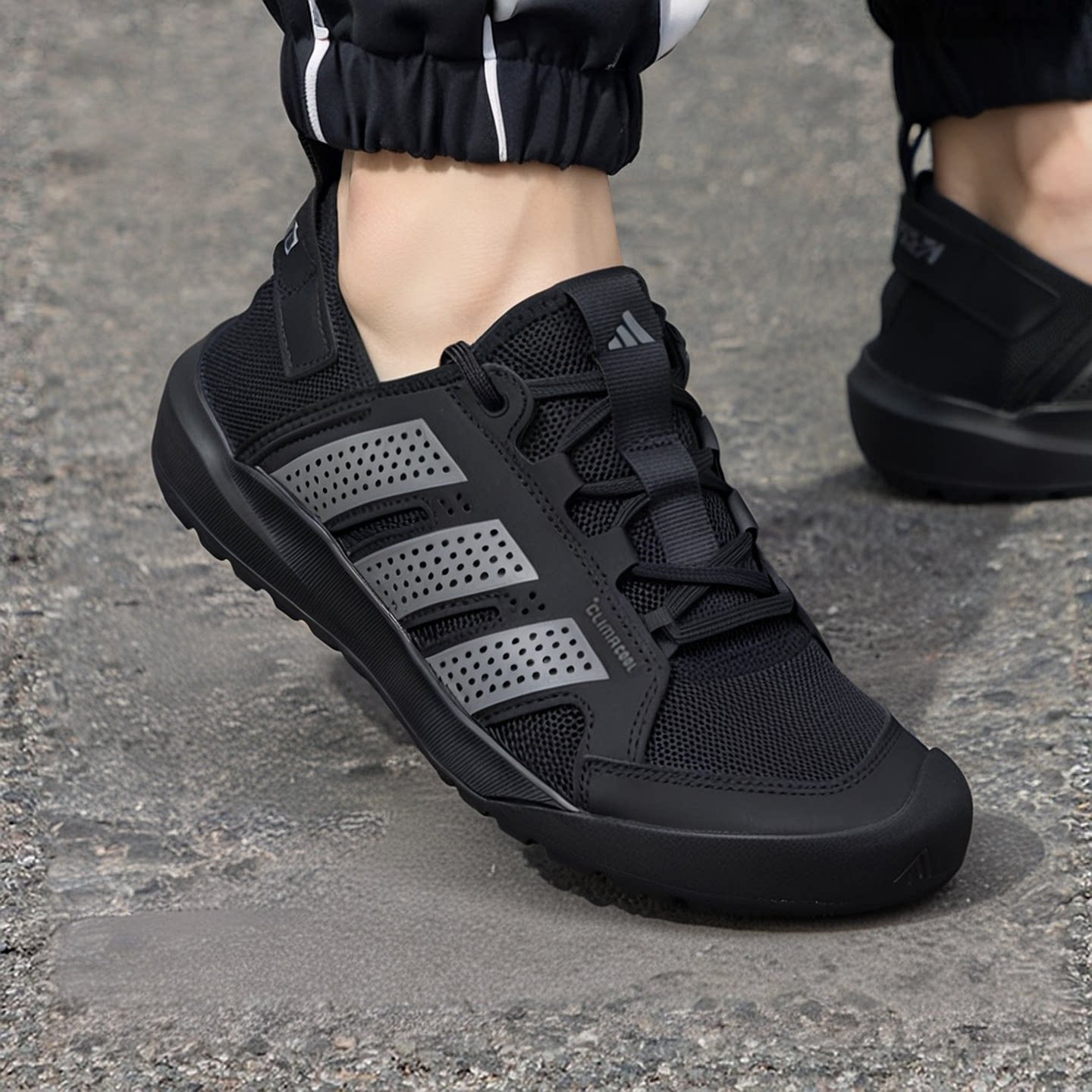 阿迪达斯男鞋溯溪鞋夏季新款户外涉水鞋透气休闲鞋正品黑色运动鞋