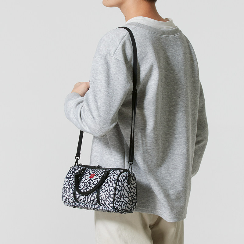 耐克斜挎包男包女包 2026新款运动包户外旅行包时尚大容量单肩包