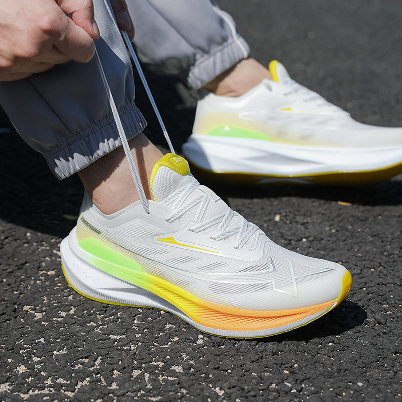 特步2000公里二代跑步鞋男2025冬季新款网面透气马拉松体测跑步鞋