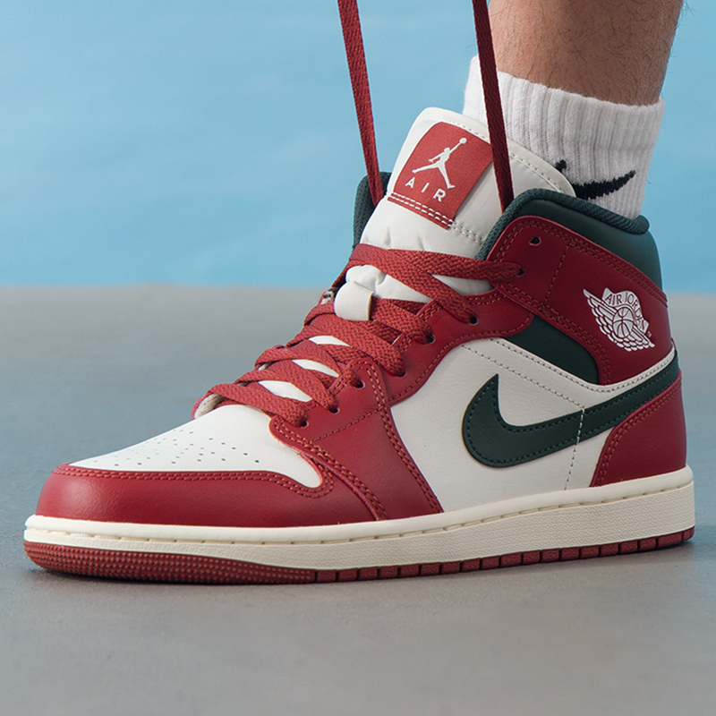 NIKE耐克中帮篮球板鞋男鞋冬季新款AIR JORDAN 1 MID运动鞋休闲鞋