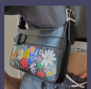 BrandyMelville新款美式涂鸦印花小清新单肩包bm皮带装饰洋气女包