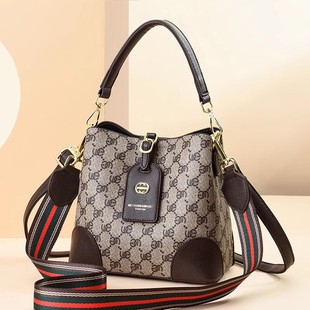 秋冬上新小包包水桶包白色斜挎包2023新款时尚单肩包手提女包精致