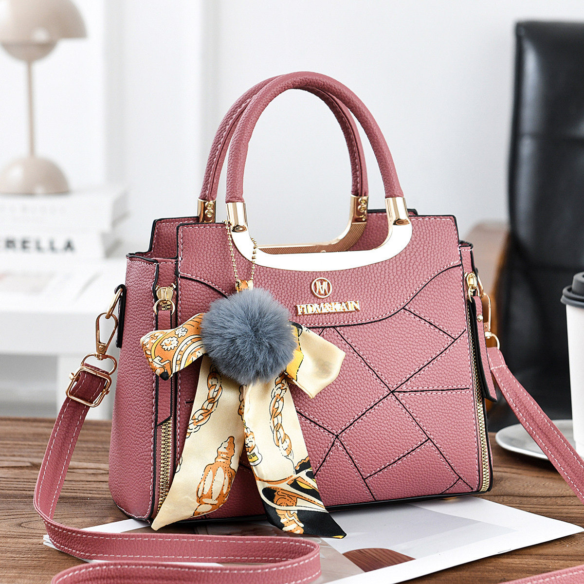 2025新款软皮手提包女斜挎包丝巾装饰毛球女包粉色高级感托特包