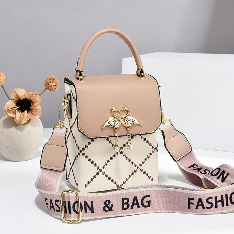 秋冬洋气斜挎包迷你小包包装手机包学生紫色女包2024新款包包少女