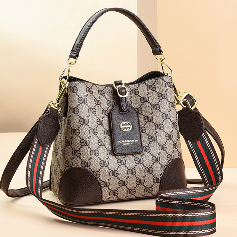 水桶包女2023新款送妈妈大气送婆婆正品包时尚母亲生日礼物手提包