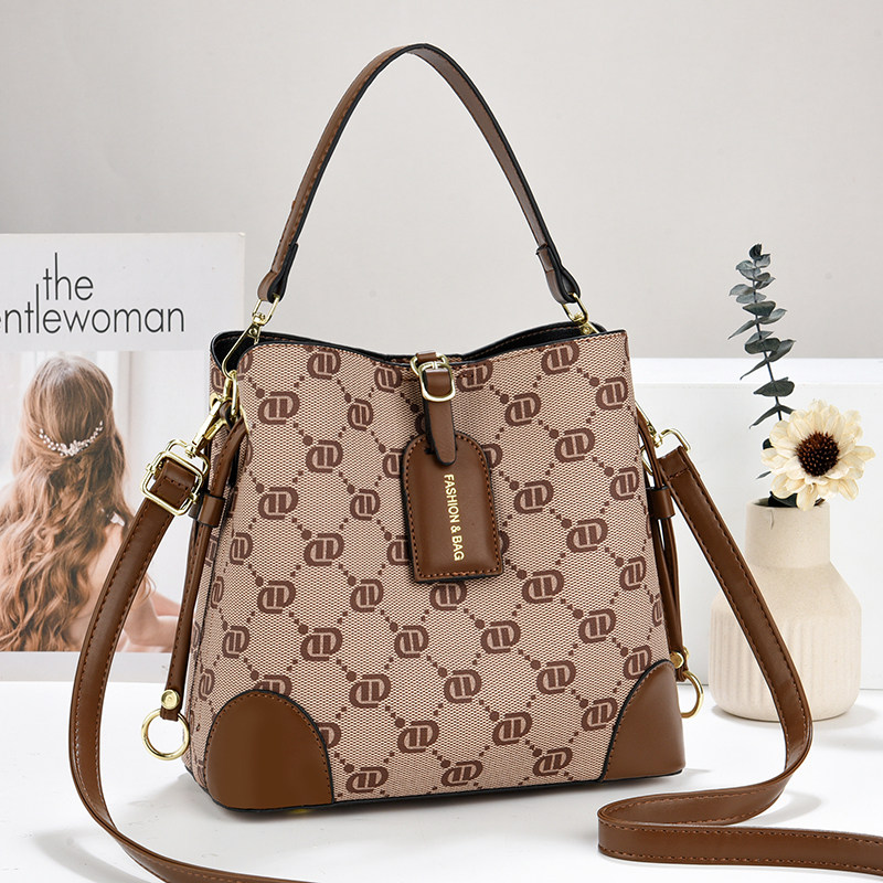 水桶包春夏2024新款女包斜挎包复古百搭大容量软皮轻便手提包学生