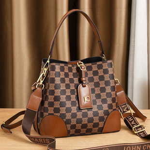 女包水桶包2023新款斜挎包大容量手提包中年送妈妈包复古单肩包