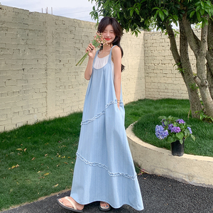 木耳边叠穿背带连衣裙女夏季2025新款宽松显瘦牛仔慵懒风无袖长裙图片