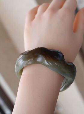 「远方」和田玉新疆且末料糖青玉俏色巧雕不规则随形手镯异形玉镯