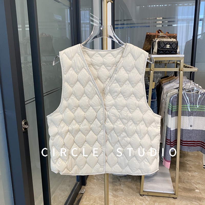 90白鸭绒V领菱格叠穿羽绒马甲女