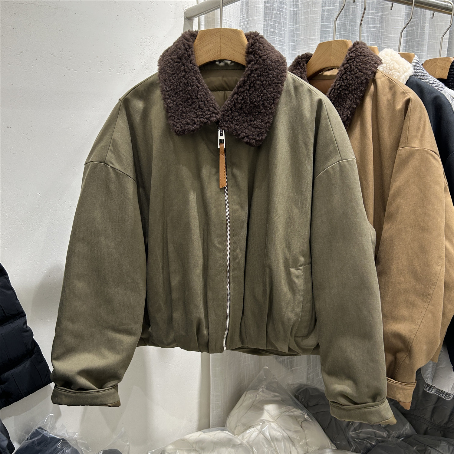 欧洲站欧货冬季新款时尚羊毛翻领90白鹅绒羽绒服女短款小个子外套