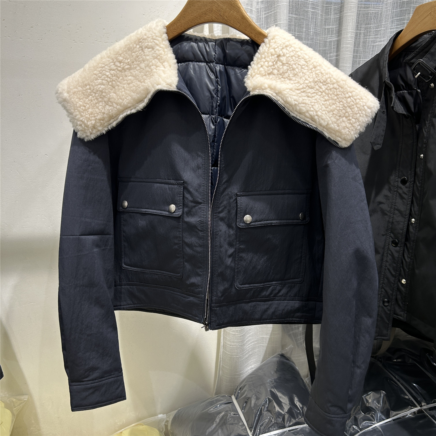 欧洲站2025冬季新款羊羔毛拼接大翻领小个子设计感气质外套羽绒服