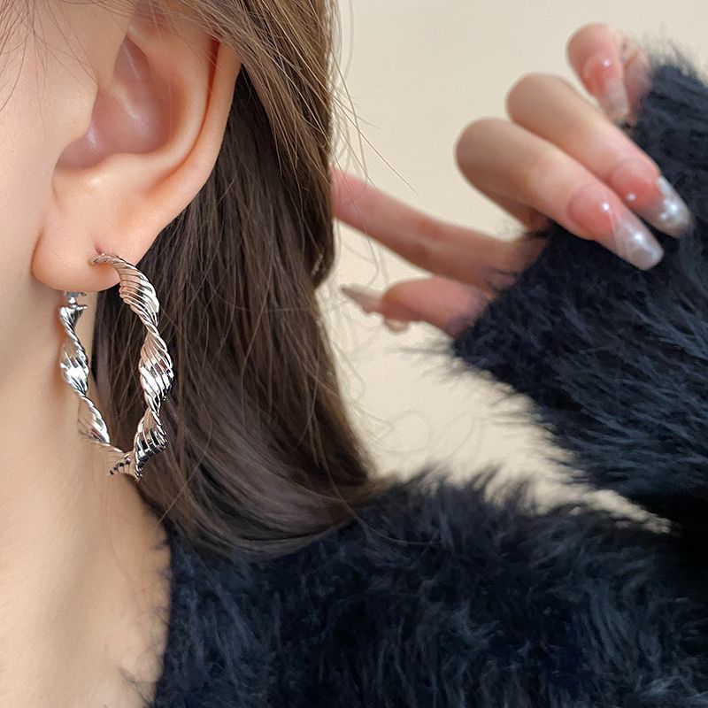 法式金属圆圈麻花耳圈新款2025爆款轻奢高级感气质耳环时尚耳饰女