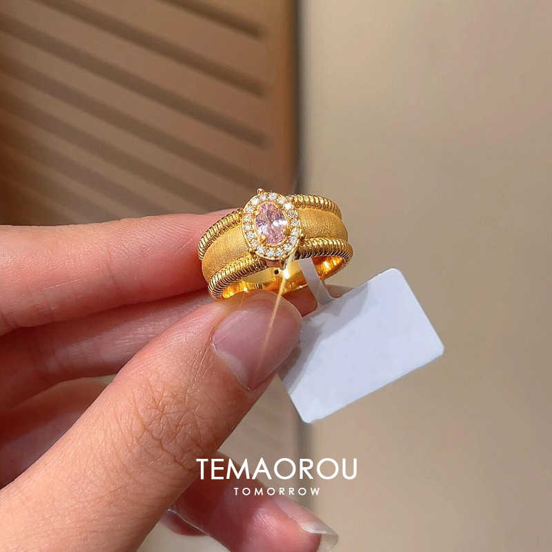 粉色锆石闪钻宽面拉丝排珠戒指