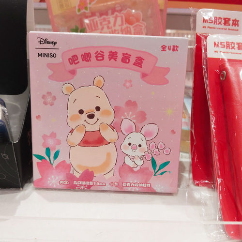 名创优品迪士尼樱花季吧唧盲盒