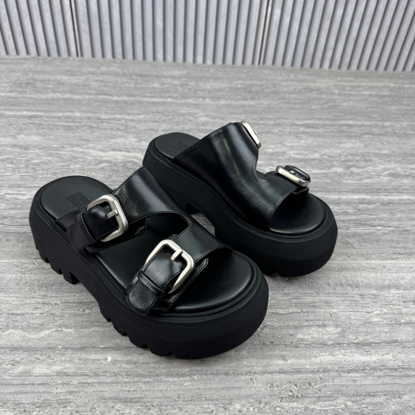 欧货欧洲站真皮厚底一字拖女2026夏外穿皮带扣松糕跟勃肯鞋凉拖鞋