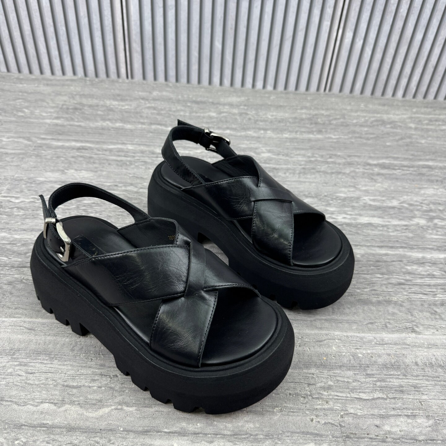 欧货欧洲站真皮罗马凉鞋女2026夏季新款厚底松糕鞋黑色一字扣增高