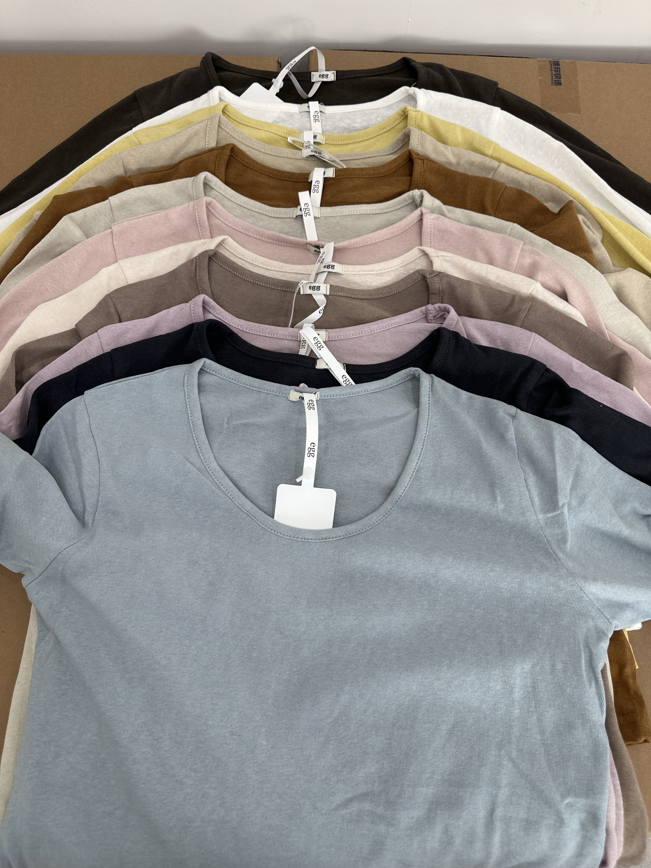 是秋天的颜色~韩代@e*g袖标款 基础纯色圆领长袖T恤麻感棉打底衫