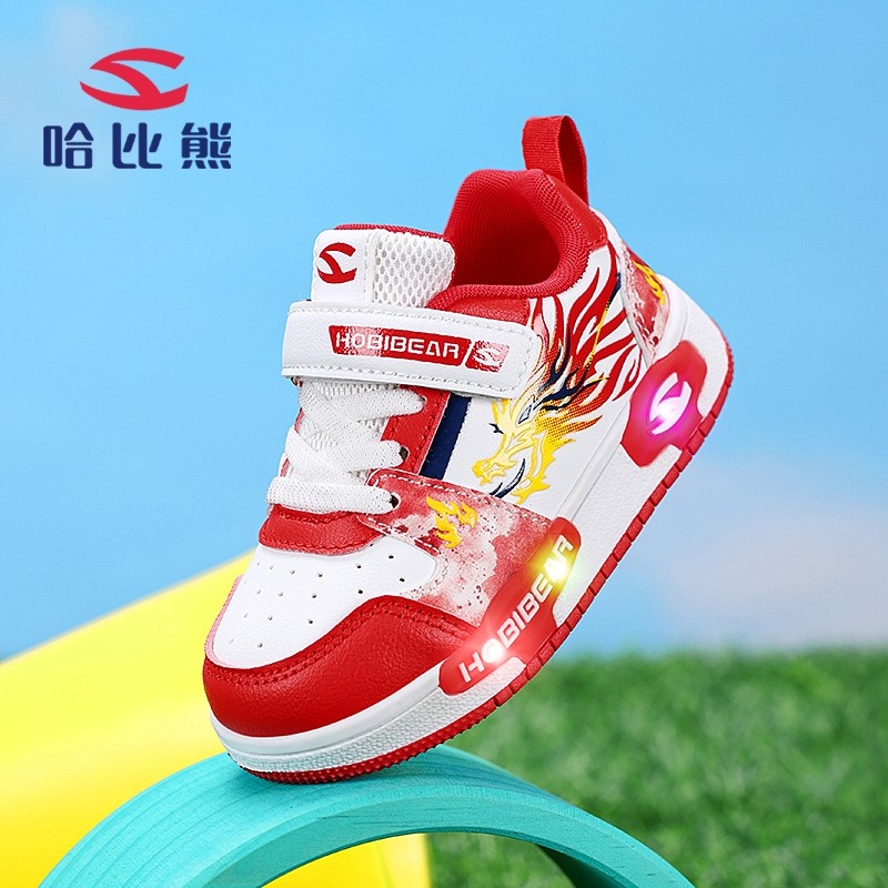 哈比熊童鞋宝宝板鞋2025春秋新款皮面防水儿童红色鞋子男童亮灯鞋
