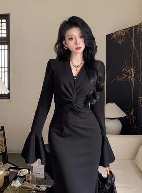 大码女装法式高级感黑色V领连衣裙秋冬厚款胖mm气质显瘦鱼尾裙子