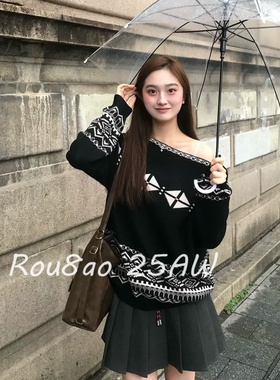 Rou8ao微胖大码女装法式设计感黑色斜肩露肩毛衣遮肚显瘦加厚上衣